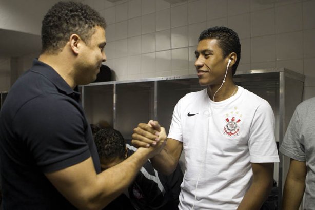 Ronaldo e Paulinho nos vestiários antes da partida entre Santos x Corinthians, realizada esta tarde no estádio da Vila Belmiro, em Santos, primeiro final do Campeonato Paulista de 2011
