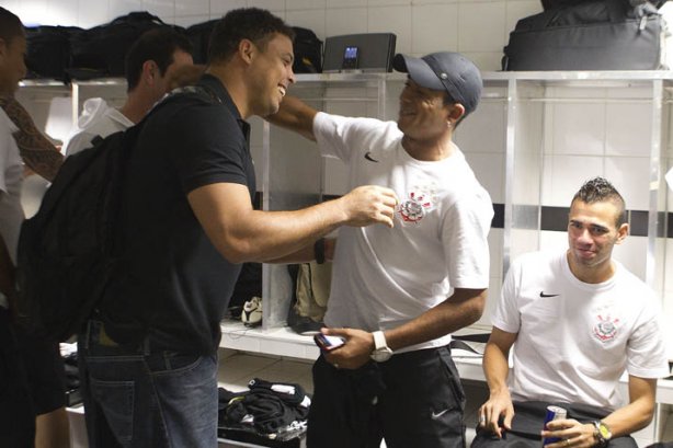 Ronaldo;Jorge Henrique e Leandro Castán nos vestiários antes da partida entre Santos x Corinthians, realizada esta tarde no estádio da Vila Belmiro, em Santos, primeiro final do Campeonato Paulista de 2011