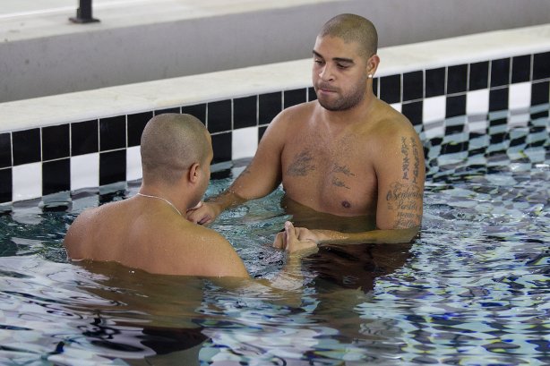 O atacante Adriano faz exercicios de fisioterapia na piscina ao lado do fisioterapeuta Caio Mello, esta tarde no CT Joaquim Grava, no Parque Ecológico do Tiete. O time se prepara para o jogo contra o Grêmio, domingo a tarde, dia 22/05, no estádio Olímpico, em Porto Alegre, pela 1ª rodada do Brasileirão 2011