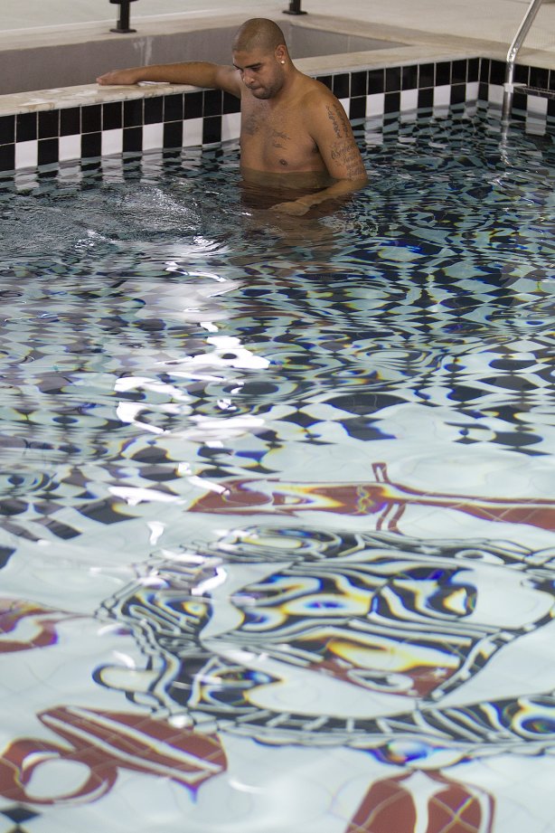 O atacante Adriano faz exercicios de fisioterapia na piscina ao lado do fisioterapeuta Caio Mello, esta tarde no CT Joaquim Grava, no Parque Ecológico do Tiete. O time se prepara para o jogo contra o Grêmio, domingo a tarde, dia 22/05, no estádio Olímpico, em Porto Alegre, pela 1ª rodada do Brasileirão 2011