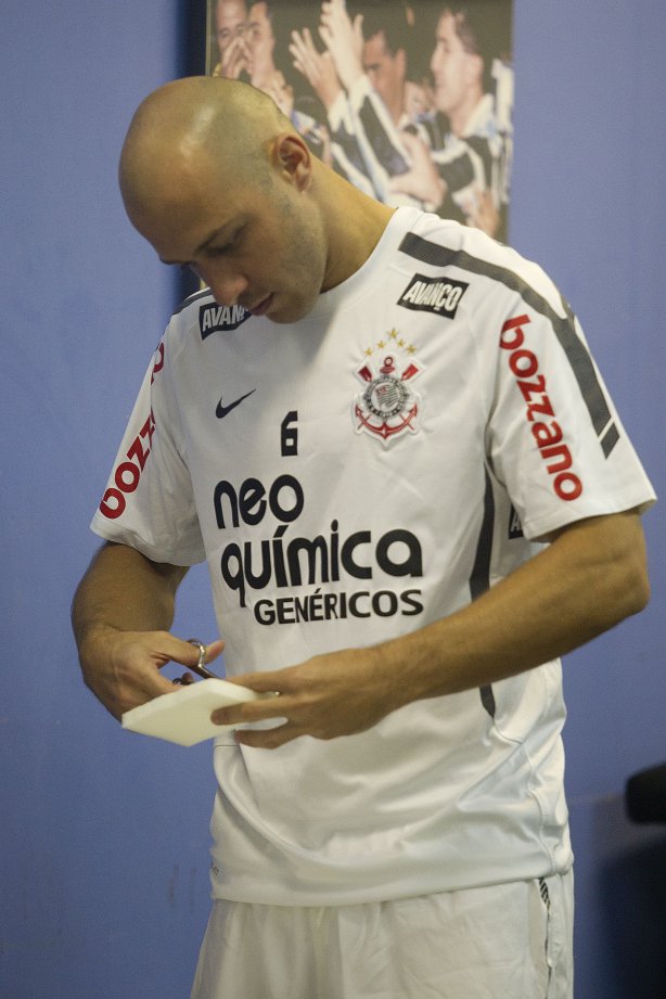 Alessandro nos vestiários antes da partida entre Grêmio x Corinthians, realizada esta tarde no estádio Olímpico, em Porto Alegre, primeira rodada do Campeonato Brasileiro de 2011
