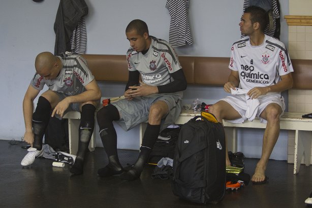 Julio Cesar; Danilo Fernandes e Alessandro Castan nos vestiários antes da partida entre Grêmio x Corinthians, realizada esta tarde no estádio Olímpico, em Porto Alegre, primeira rodada do Campeonato Brasileiro de 2011