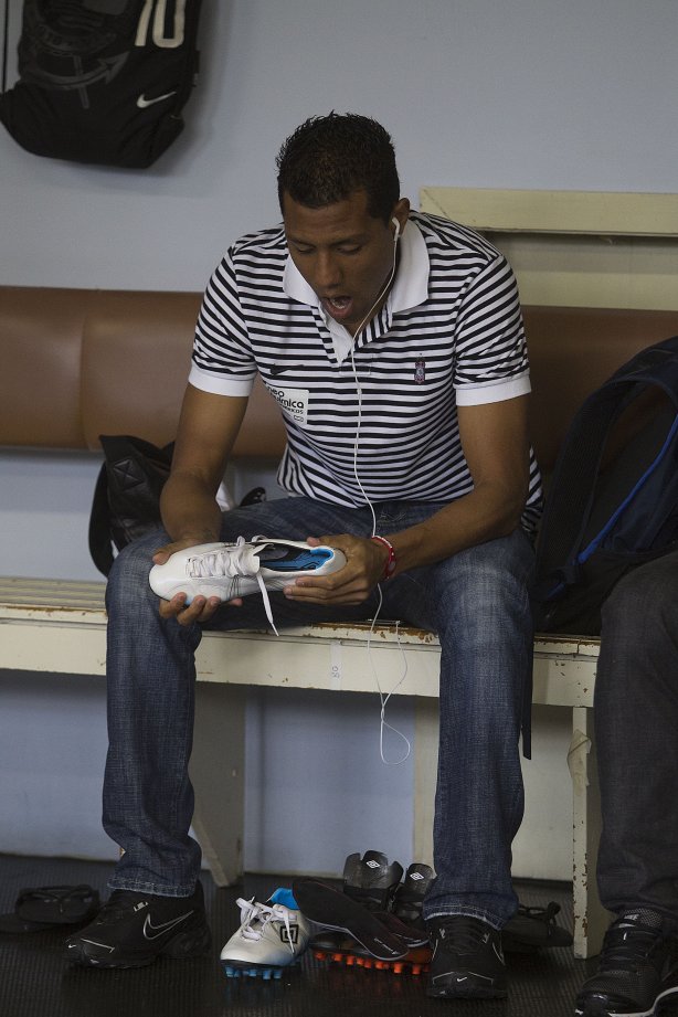 Luis Ramirez nos vestiários antes da partida entre Grêmio x Corinthians, realizada esta tarde no estádio Olímpico, em Porto Alegre, primeira rodada do Campeonato Brasileiro de 2011