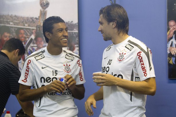 Paulinho e Paulo André nos vestiários antes da partida entre Grêmio x Corinthians, realizada esta tarde no estádio Olímpico, em Porto Alegre, primeira rodada do Campeonato Brasileiro de 2011