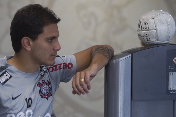 Fabio Santos durante treino do Corinthians esta manhã no CT Joaquim Grava, no Parque Ecológico do
Tiete. O time se prepara para o jogo contra o Coritiba, dia 29/05, domingo a tarde, no estádio da Fonte Luminosa, em Araraquara, pela 2ª rodada do Brasileirão 2011