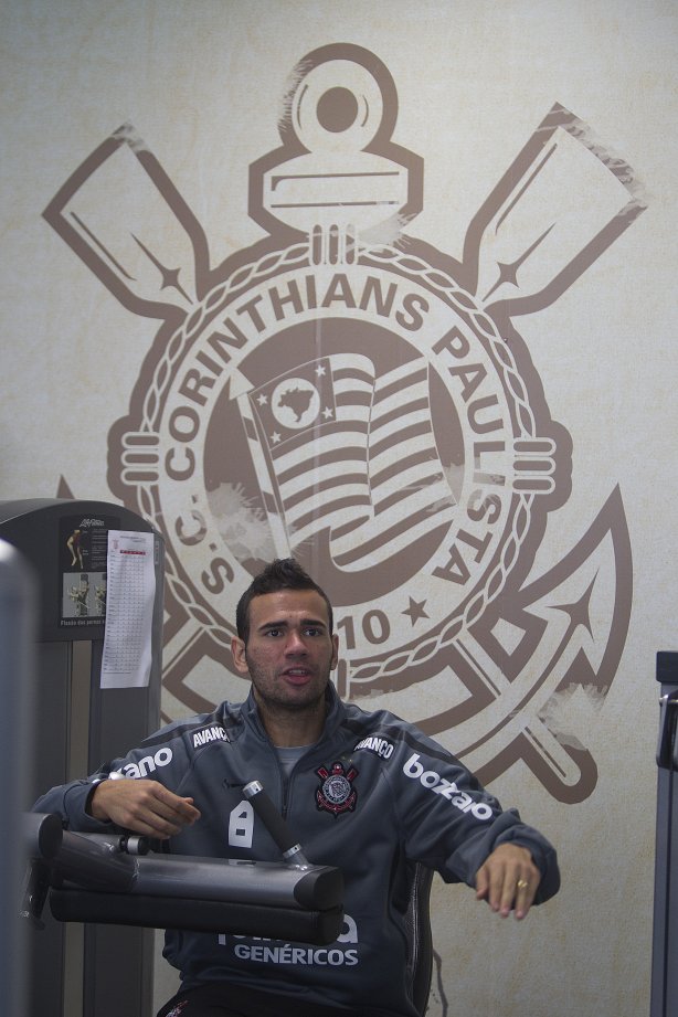 Leandro Castán durante treino do Corinthians esta manhã no CT Joaquim Grava, no Parque Ecológico do
Tiete. O time se prepara para o jogo contra o Coritiba, dia 29/05, domingo a tarde, no estádio da Fonte Luminosa, em Araraquara, pela 2ª rodada do Brasileirão 2011