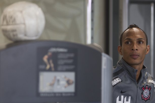 Liedson durante treino do Corinthians esta manhã no CT Joaquim Grava, no Parque Ecológico do
Tiete. O time se prepara para o jogo contra o Coritiba, dia 29/05, domingo a tarde, no estádio da Fonte Luminosa, em Araraquara, pela 2ª rodada do Brasileirão 2011