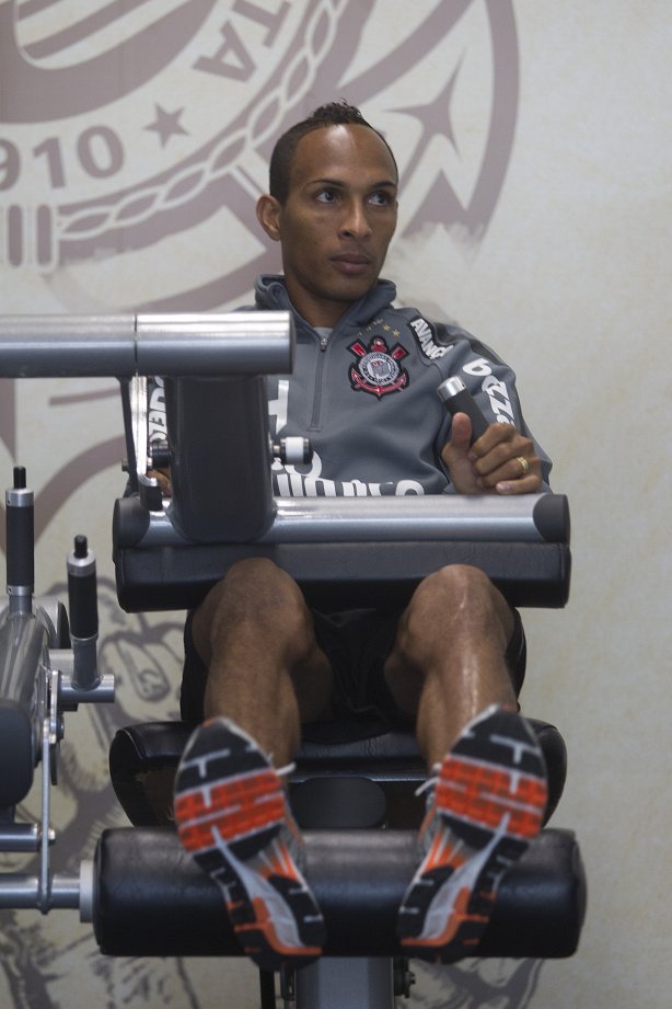 Liedson durante treino do Corinthians esta manhã no CT Joaquim Grava, no Parque Ecológico do
Tiete. O time se prepara para o jogo contra o Coritiba, dia 29/05, domingo a tarde, no estádio da Fonte Luminosa, em Araraquara, pela 2ª rodada do Brasileirão 2011