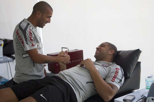 O atacante Emerson 'Sheik' se encontra pela primeira vez com seu parceiro Adriano que esta fazendo fisioterapia, durante treino do Corinthians esta manhã no CT Joaquim Grava, no Parque Ecológico do
Tiete. O time se prepara para o jogo contra o Coritiba, dia 29/05, domingo a tarde, no estádio da Fonte Luminosa, em Araraquara, pela 2ª rodada do Brasileirão 2011