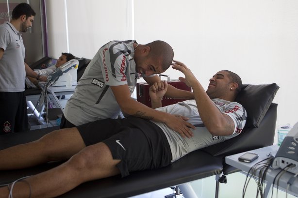 O atacante Emerson 'Sheik' se encontra pela primeira vez com seu parceiro Adriano que esta fazendo fisioterapia, durante treino do Corinthians esta manhã no CT Joaquim Grava, no Parque Ecológico do
Tiete. O time se prepara para o jogo contra o Coritiba, dia 29/05, domingo a tarde, no estádio da Fonte Luminosa, em Araraquara, pela 2ª rodada do Brasileirão 2011