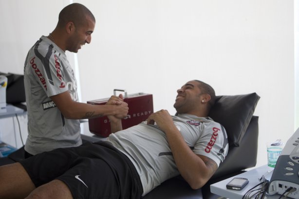 O atacante Emerson 'Sheik' se encontra pela primeira vez com seu parceiro Adriano que esta fazendo fisioterapia, durante treino do Corinthians esta manhã no CT Joaquim Grava, no Parque Ecológico do
Tiete. O time se prepara para o jogo contra o Coritiba, dia 29/05, domingo a tarde, no estádio da Fonte Luminosa, em Araraquara, pela 2ª rodada do Brasileirão 2011