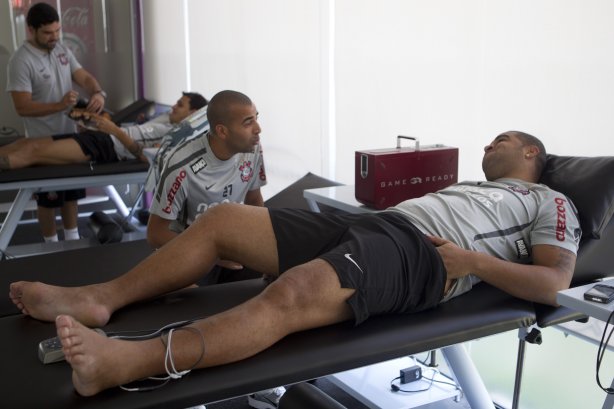 O atacante Emerson 'Sheik' se encontra pela primeira vez com seu parceiro Adriano que esta fazendo fisioterapia, durante treino do Corinthians esta manhã no CT Joaquim Grava, no Parque Ecológico do
Tiete. O time se prepara para o jogo contra o Coritiba, dia 29/05, domingo a tarde, no estádio da Fonte Luminosa, em Araraquara, pela 2ª rodada do Brasileirão 2011