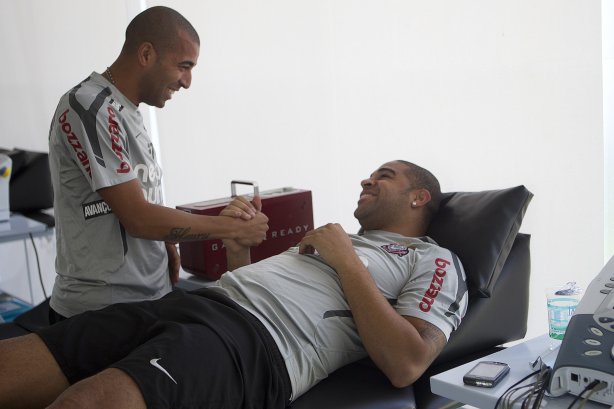 O atacante Emerson 'Sheik' se encontra pela primeira vez com seu parceiro Adriano que esta fazendo fisioterapia, durante treino do Corinthians esta manhã no CT Joaquim Grava, no Parque Ecológico do
Tiete. O time se prepara para o jogo contra o Coritiba, dia 29/05, domingo a tarde, no estádio da Fonte Luminosa, em Araraquara, pela 2ª rodada do Brasileirão 2011