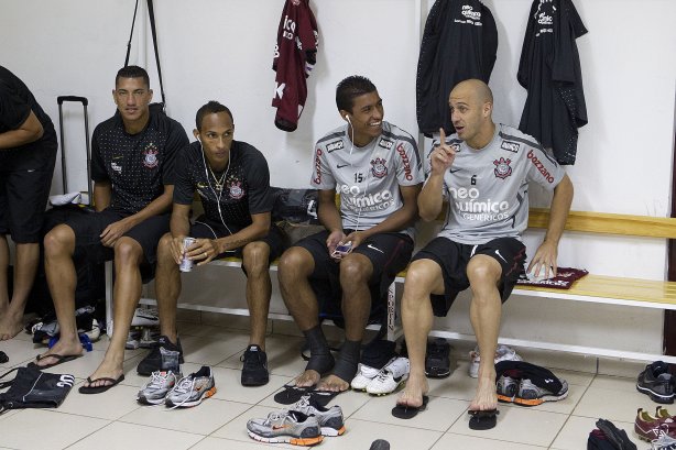 Jogadores nos vestiários antes da partida entre Corinthians x Coritiba, realizada esta tarde no estádio da Fonte, em Araraquara/SP, segunda rodada do Campeonato Brasileiro de 2011