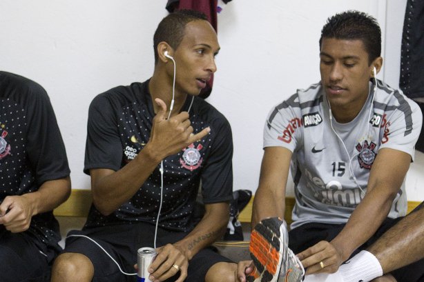 Liedson e Paulinho nos vestiários antes da partida entre Corinthians x Coritiba, realizada esta tarde no estádio da Fonte, em Araraquara/SP, segunda rodada do Campeonato Brasileiro de 2011