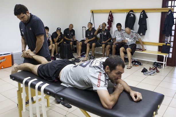 O fisioterapeuta Bruno Mazziotti com Danilo nos vestiários antes da partida entre Corinthians x Coritiba, realizada esta tarde no estádio da Fonte, em Araraquara/SP, segunda rodada do Campeonato Brasileiro de 2011