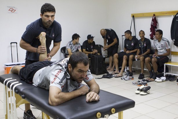 O fisioterapeuta Bruno Mazziotti com Danilo nos vestiários antes da partida entre Corinthians x Coritiba, realizada esta tarde no estádio da Fonte, em Araraquara/SP, segunda rodada do Campeonato Brasileiro de 2011
