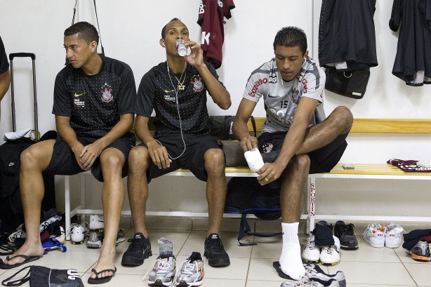 Ralf; Liedson e Paulinho nos vestiários antes da partida entre Corinthians x Coritiba, realizada esta tarde no estádio da Fonte, em Araraquara/SP, segunda rodada do Campeonato Brasileiro de 2011