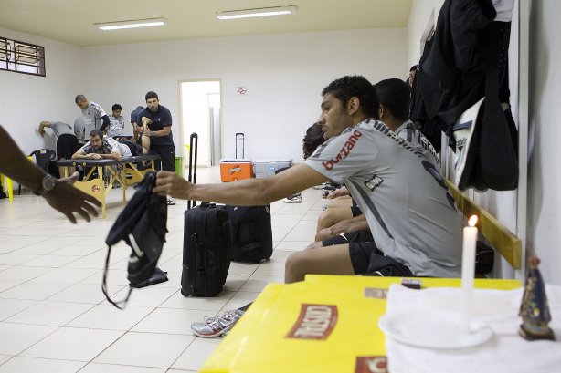 Wallace nos vestiários antes da partida entre Corinthians x Coritiba, realizada esta tarde no estádio da Fonte, em Araraquara/SP, segunda rodada do Campeonato Brasileiro de 2011