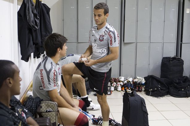 Willian e Morais nos vestiários antes da partida entre Corinthians x Coritiba, realizada esta tarde no estádio da Fonte, em Araraquara/SP, segunda rodada do Campeonato Brasileiro de 2011
