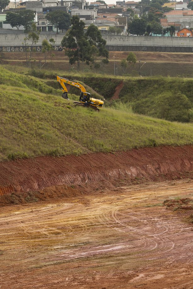 Hoje pela manhã começaram os trabalhos de terraplanagem do local onde será construído o futuro estádio do Corinthians, no bairro de Itaquera, zona leste de São Paulo. O time se prepara para o jogo contra o Flamengo, dia 05/06, domingo a tarde, no estádio do Engenhão, no Rio de Janeiro, pela 3ª rodada do Brasileirão 2011
