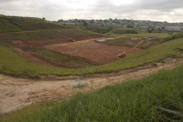 Hoje pela manhã começaram os trabalhos de terraplanagem do local onde será construído o futuro estádio do Corinthians, no bairro de Itaquera, zona leste de São Paulo. O time se prepara para o jogo contra o Flamengo, dia 05/06, domingo a tarde, no estádio do Engenhão, no Rio de Janeiro, pela 3ª rodada do Brasileirão 2011