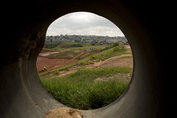 Hoje pela manhã começaram os trabalhos de terraplanagem do local onde será construído o futuro estádio do Corinthians, no bairro de Itaquera, zona leste de São Paulo. O time se prepara para o jogo contra o Flamengo, dia 05/06, domingo a tarde, no estádio do Engenhão, no Rio de Janeiro, pela 3ª rodada do Brasileirão 2011
