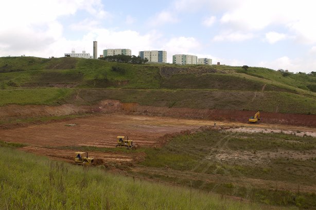 Hoje pela manhã começaram os trabalhos de terraplanagem do local onde será construído o futuro estádio do Corinthians, no bairro de Itaquera, zona leste de São Paulo. O time se prepara para o jogo contra o Flamengo, dia 05/06, domingo a tarde, no estádio do Engenhão, no Rio de Janeiro, pela 3ª rodada do Brasileirão 2011