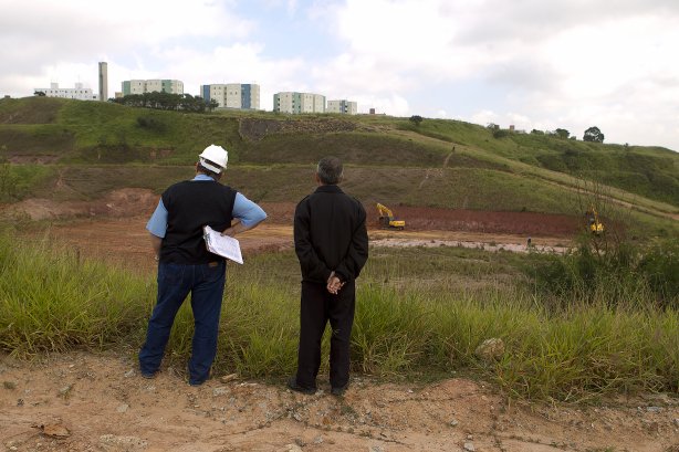Hoje pela manhã começaram os trabalhos de terraplanagem do local onde será construído o futuro estádio do Corinthians, no bairro de Itaquera, zona leste de São Paulo. O time se prepara para o jogo contra o Flamengo, dia 05/06, domingo a tarde, no estádio do Engenhão, no Rio de Janeiro, pela 3ª rodada do Brasileirão 2011