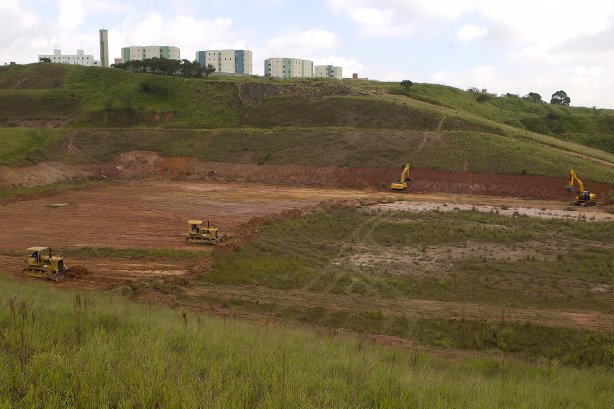 Hoje pela manhã começaram os trabalhos de terraplanagem do local onde será construído o futuro estádio do Corinthians, no bairro de Itaquera, zona leste de São Paulo. O time se prepara para o jogo contra o Flamengo, dia 05/06, domingo a tarde, no estádio do Engenhão, no Rio de Janeiro, pela 3ª rodada do Brasileirão 2011