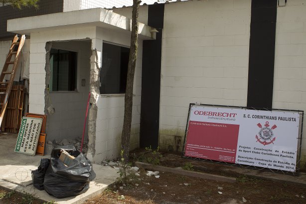 Hoje pela manhã começaram os trabalhos de terraplanagem do local onde será construído o futuro estádio do Corinthians, no bairro de Itaquera, zona leste de São Paulo. O time se prepara para o jogo contra o Flamengo, dia 05/06, domingo a tarde, no estádio do Engenhão, no Rio de Janeiro, pela 3ª rodada do Brasileirão 2011