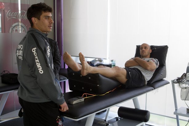 O meia Alex, ao lado de Alessandro fazendo tratamento, esteve hoje a tarde no CT Joaquim Grava, no Parque Ecológico do Tiete, fazendo alguns exames. O time se prepara para o jogo contra o Flamengo, dia 05/06, domingo a tarde, no estádio do Engenhão, pela 3ª rodada do Brasileirão 2011