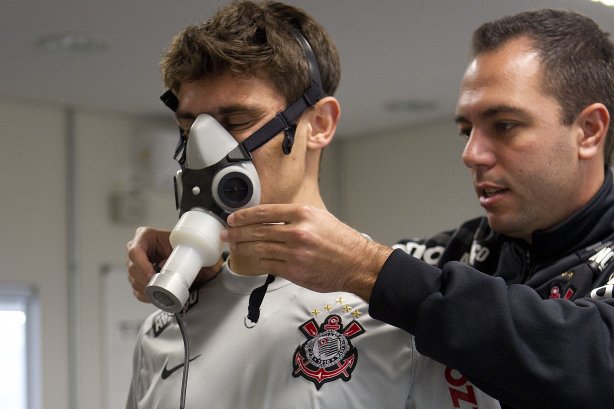 O meia Alex, ao lado do fisiologista Antônio Fedato Filho esteve hoje a tarde no CT Joaquim Grava, no Parque Ecológico do Tiete, fazendo alguns exames. O time se prepara para o jogo contra o Flamengo, dia 05/06, domingo a tarde, no estádio do Engenhão, pela 3ª rodada do Brasileirão 2011
