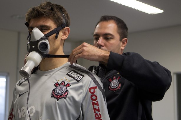 O meia Alex, ao lado do fisiologista Antônio Fedato Filho esteve hoje a tarde no CT Joaquim Grava, no Parque Ecológico do Tiete, fazendo alguns exames. O time se prepara para o jogo contra o Flamengo, dia 05/06, domingo a tarde, no estádio do Engenhão, pela 3ª rodada do Brasileirão 2011