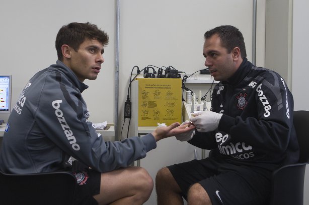 O meia Alex, ao lado do fisiologista Antônio Fedato Filho esteve hoje a tarde no CT Joaquim Grava, no Parque Ecológico do Tiete, fazendo alguns exames. O time se prepara para o jogo contra o Flamengo, dia 05/06, domingo a tarde, no estádio do Engenhão, pela 3ª rodada do Brasileirão 2011