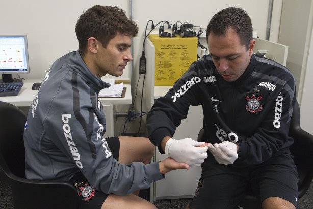 O meia Alex, ao lado do fisiologista Antônio Fedato Filho esteve hoje a tarde no CT Joaquim Grava, no Parque Ecológico do Tiete, fazendo alguns exames. O time se prepara para o jogo contra o Flamengo, dia 05/06, domingo a tarde, no estádio do Engenhão, pela 3ª rodada do Brasileirão 2011