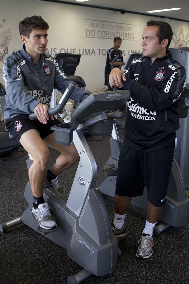 O meia Alex, ao lado do fisiologista Guilherme Rodrigues, esteve hoje a tarde no CT Joaquim Grava, no Parque Ecológico do Tiete, fazendo alguns exames. O time se prepara para o jogo contra o Flamengo, dia 05/06, domingo a tarde, no estádio do Engenhão, pela 3ª rodada do Brasileirão 2011