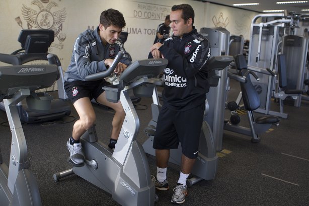 O meia Alex, ao lado do fisiologista Guilherme Rodrigues, esteve hoje a tarde no CT Joaquim Grava, no Parque Ecológico do Tiete, fazendo alguns exames. O time se prepara para o jogo contra o Flamengo, dia 05/06, domingo a tarde, no estádio do Engenhão, pela 3ª rodada do Brasileirão 2011