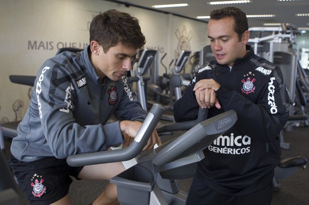 O meia Alex, ao lado do fisiologista Guilherme Rodrigues esteve hoje a tarde no CT Joaquim Grava, no Parque Ecológico do Tiete, fazendo alguns exames. O time se prepara para o jogo contra o Flamengo, dia 05/06, domingo a tarde, no estádio do Engenhão, pela 3ª rodada do Brasileirão 2011