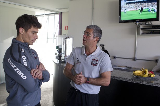 O meia Alex, ao lado do fisioterapeuta Paulo Vieira, esteve hoje a tarde no CT Joaquim Grava, no Parque Ecológico do Tiete, fazendo alguns exames. O time se prepara para o jogo contra o Flamengo, dia 05/06, domingo a tarde, no estádio do Engenhão, pela 3ª rodada do Brasileirão 2011