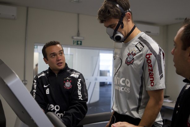 O meia Alex, ao lado dos fisiologistas Guilherme Rodrigues e Antônio Fedato Filho(d) esteve hoje a tarde no CT Joaquim Grava, no Parque Ecológico do Tiete, fazendo alguns exames. O time se prepara para o jogo contra o Flamengo, dia 05/06, domingo a tarde, no estádio do Engenhão, pela 3ª rodada do Brasileirão 2011