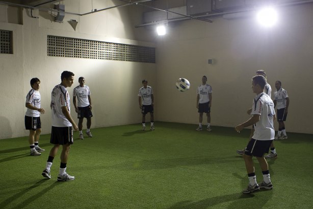 Aquecimento nos vestiários antes da partida entre Flamengo x Corinthians, realizada esta tarde no estádio do Engenhão, na cidade do Rio de Janeiro, pela terceira rodada do Campeonato Brasileiro de 2011
