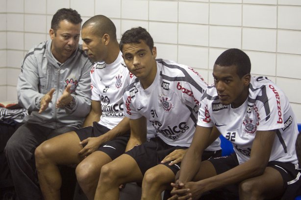 Cleber Xavier, auxiliar de Tite, Emersonl Welder e Edenilson nos vestiários antes da partida entre Flamengo x Corinthians, realizada esta tarde no estádio do Engenhão, na cidade do Rio de Janeiro, pela terceira rodada do Campeonato Brasileiro de 2011
