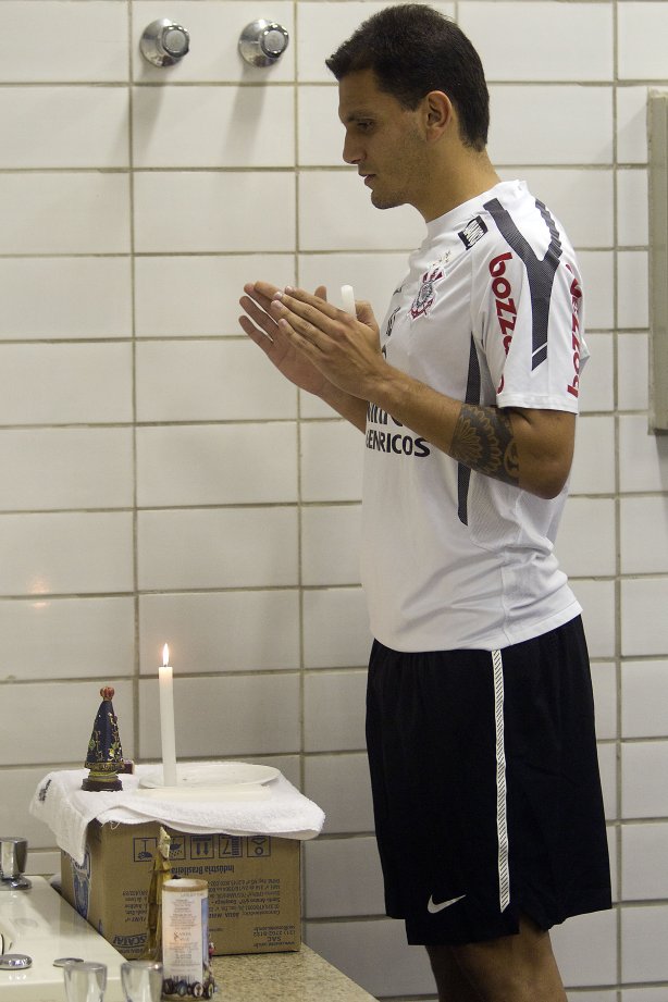 Fabio Santos rezando nos vestiários antes da partida entre Flamengo x Corinthians, realizada esta tarde no estádio do Engenhão, na cidade do Rio de Janeiro, pela terceira rodada do Campeonato Brasileiro de 2011