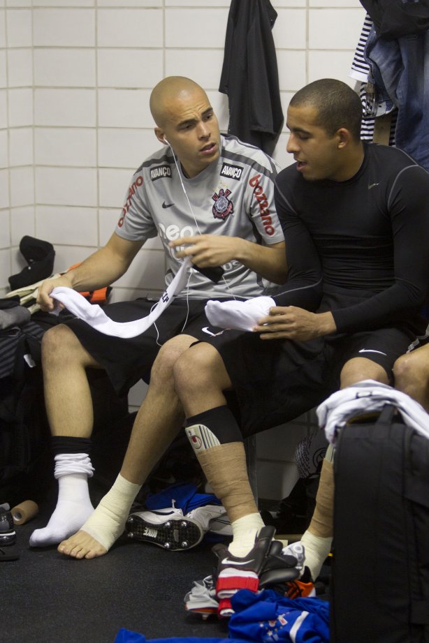 Julio Cesar e Danilo Fernandes nos vestiários antes da partida entre Flamengo x Corinthians, realizada esta tarde no estádio do Engenhão, na cidade do Rio de Janeiro, pela terceira rodada do Campeonato Brasileiro de 2011