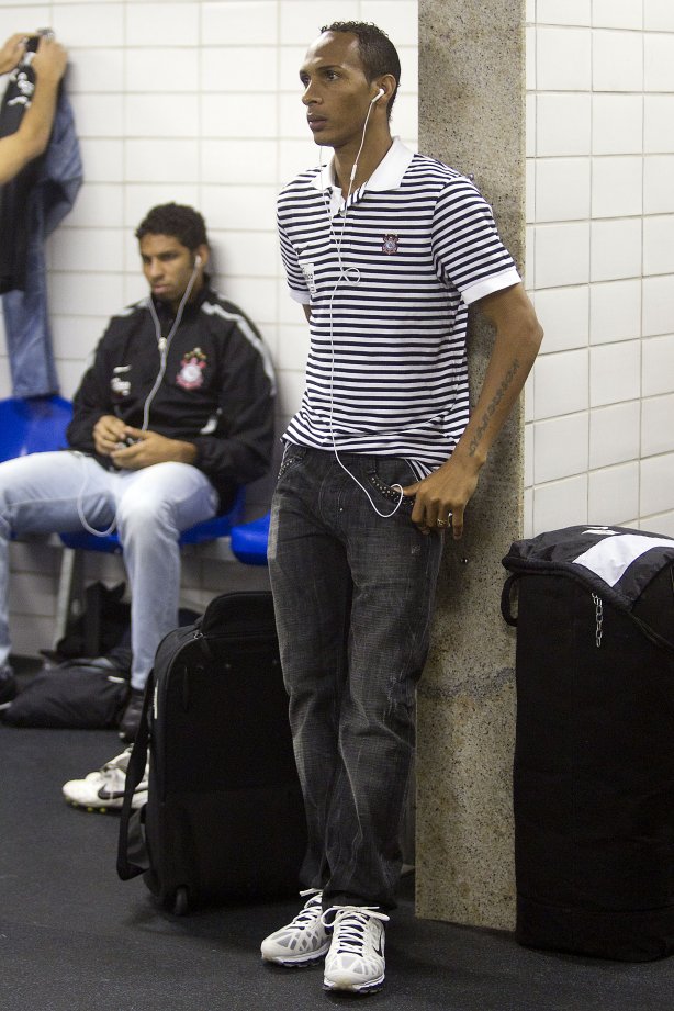 Liedson nos vestiários antes da partida entre Flamengo x Corinthians, realizada esta tarde no estádio do Engenhão, na cidade do Rio de Janeiro, pela terceira rodada do Campeonato Brasileiro de 2011