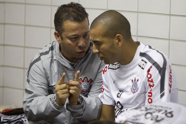 O auxiliar de Tite, Cleber Xavier, conversa com Emerson nos vestiários antes da partida entre Flamengo x Corinthians, realizada esta tarde no estádio do Engenhão, na cidade do Rio de Janeiro, pela terceira rodada do Campeonato Brasileiro de 2011