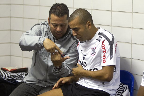 O auxiliar de Tite, Cleber Xavier, conversa com Emerson nos vestiários antes da partida entre Flamengo x Corinthians, realizada esta tarde no estádio do Engenhão, na cidade do Rio de Janeiro, pela terceira rodada do Campeonato Brasileiro de 2011