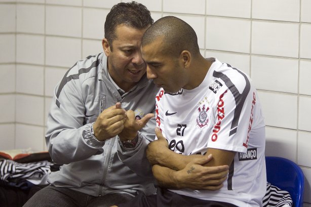 O auxiliar de Tite Cleber Xavier conversa com Emerson nos vestiários antes da partida entre Flamengo x Corinthians, realizada esta tarde no estádio do Engenhão, na cidade do Rio de Janeiro, pela terceira rodada do Campeonato Brasileiro de 2011