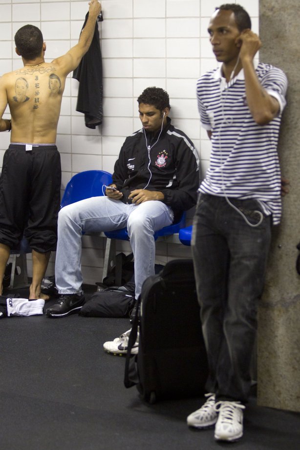 Wallace(c) e Liedson(d) nos vestiários antes da partida entre Flamengo x Corinthians, realizada esta tarde no estádio do Engenhão, na cidade do Rio de Janeiro, pela terceira rodada do Campeonato Brasileiro de 2011
